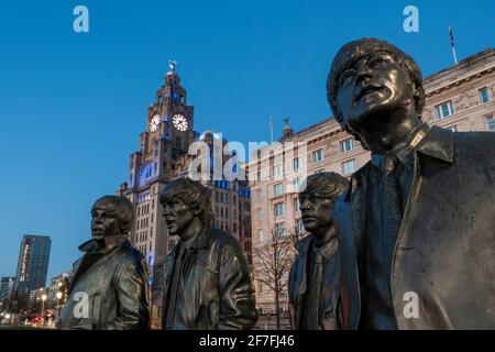 Die Beatles-Statue bei Nacht, Liverpool Waterfront, Liverpool, Merseyside, England, Vereinigtes Königreich, Europa Stockfoto