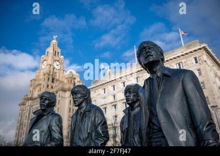 Die Bronzestatue der Beatles steht an der Liverpool Waterfront, Liverpool, Merseyside, England, Vereinigtes Königreich, Europa Stockfoto