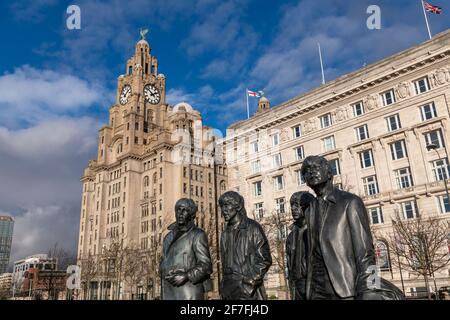Bronzestatue der vier Liverpool Beatles steht an der Liverpool Waterfront, UNESCO-Weltkulturerbe, Liverpool, Merseyside, England, Vereinigtes Königreich Stockfoto
