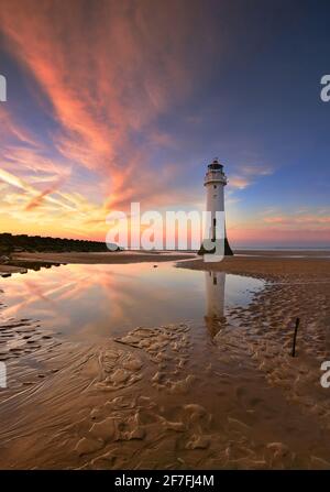 Barch Rock Lighthouse, reflektiert bei Sonnenuntergang, New Brighton, Ches hire, England, Vereinigtes Königreich, Europa Stockfoto