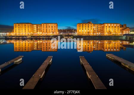 Das Royal Albert Dock mit perfekten Reflexionen bei Nacht, UNESCO-Weltkulturerbe, Liverpool, Merseyside, England, Vereinigtes Königreich, Europa Stockfoto