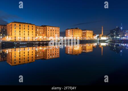 Das Royal Albert Dock reflektierte in der Nacht, UNESCO-Weltkulturerbe, Liverpool, Merseyside, England, Vereinigtes Königreich, Europa Stockfoto