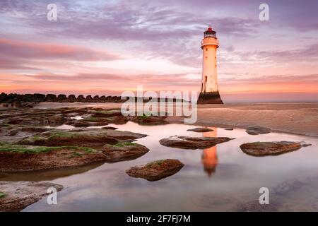 Perch Rock Lighthouse at Sunrise, New Brighton, Ches hire, England, Vereinigtes Königreich, Europa Stockfoto