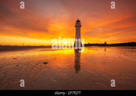 Perch Rock Lighthouse mit dramatischem Sonnenaufgang, New Brighton, Ches hire, England, Vereinigtes Königreich, Europa Stockfoto