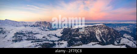 Sonnenaufgang über dem Schlernmassiv und dem mit Schnee bedeckten Compatschdorf, Luftbild, Seiser Alm, Dolomiten, Südtirol, Italien, Europa Stockfoto