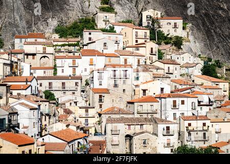 Steinhäuser in der mittelalterlichen Stadt Castelmezzano, Dolomiti Lucane, Provinz Potenza, Basilicata, Italien, Europa Stockfoto