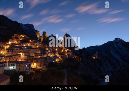 Beleuchtetes Dorf Castelmezzano, eingerahmt von den Gipfeln der Dolomiti Lucane bei Sonnenaufgang, Provinz Potenza, Basilikata, Italien, Europa Stockfoto