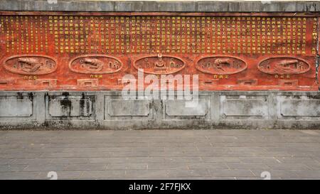 Haikou China , 21. März 2021 : Wandinschrift, die die fünf Kanonen der Festung Xiuying in Haikou Hainan China erklärt Stockfoto