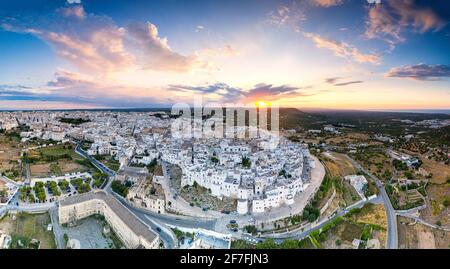 Luftpanorama von Ostuni bei Sonnenuntergang, Provinz Brindisi, Salento, Apulien, Italien, Europa Stockfoto