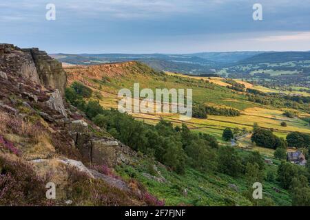 Blick von Curbar Edge auf Baslow Edge, Curbar Gap, Dark Peak, Peak District National Park, Derbyshire, England, Großbritannien, Europa Stockfoto