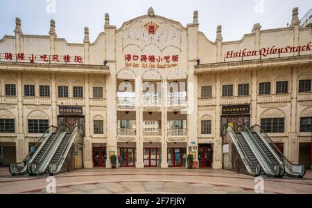 Haikou China , 21. März 2021 : Vorderansicht der Haikou Qilou Snack-Straße mit altem Gebäude und Schild in Haikou Hainan China Stockfoto