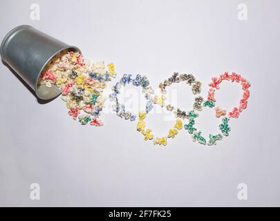 Olympic Circles Logo aus Popcorn. Farbenfrohe, flache Aufnahme auf weißem Hintergrund. Abstraktes Konzept. Ideen für Sportübertragungen. Stockfoto