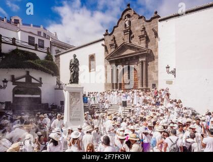 Los Indianos Carnival Party auf der Plaza de Espana vor der Kirche El Salvador, Santa Cruz de La Palma, Kanarische Inseln, Spanien, Europa Stockfoto