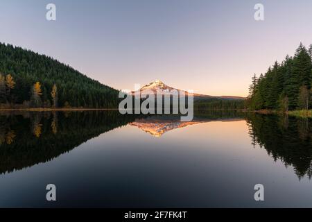 Mountt Hood spiegelte sich in Trillium Lake bei Sonnenuntergang, Government Camp, Clackamas County, Oregon, Vereinigte Staaten von Amerika, Nordamerika Stockfoto