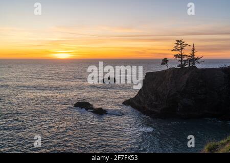 Landschaft bei Sonnenuntergang an den natürlichen Brücken im Samuel H. Boardman Scenic Corridor State Park, Brookings, Curry County, Oregon, USA Stockfoto