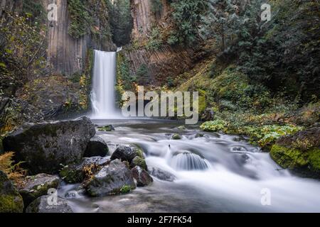 Toketee Falls im Herbst, Douglas County, Oregon, Vereinigte Staaten von Amerika, Nordamerika Stockfoto