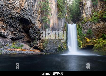 Toketee Falls im Herbst, Douglas County, Oregon, Vereinigte Staaten von Amerika, Nordamerika Stockfoto