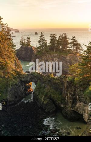 Landschaft bei Sonnenuntergang an den natürlichen Brücken im Samuel H. Boardman Scenic Corridor State Park, Brookings, Curry County, Oregon, USA Stockfoto