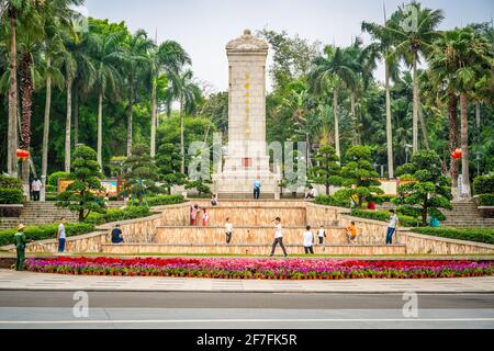 Haikou China , 21. März 2021 : Haikou People's Park Blick mit Bäumen und Denkmal mit Menschen in Haikou Hainan China Stockfoto