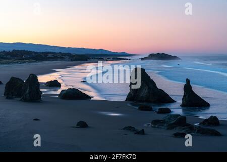 Bandon Beach at Dawn, Bandon, Coos County, Oregon, Vereinigte Staaten von Amerika, Nordamerika Stockfoto