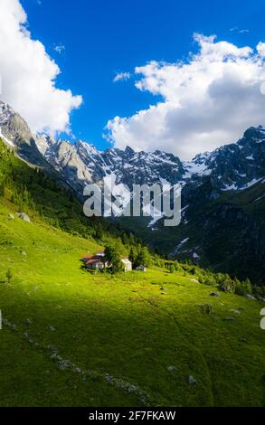 Alte Gruppe von Hütten von Sonne beleuchtet, Val d'Arigna, Valtellina, Orobie Alpen, Lombardei, Italien, Europa Stockfoto