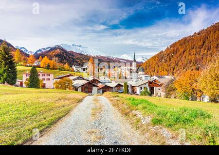 Traditionelles Schweizer Dorf namens Santa Maria im Val Mustair, Kanton Graubünden, Schweiz, Europa Stockfoto