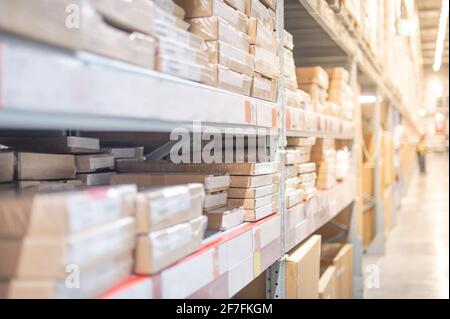 Lager mit Kartons im Inneren auf Paletten Regale bereiten für den Kunden zu wählen und einkaufen die Möbel, die Self-Service an den Möbeln. Stockfoto