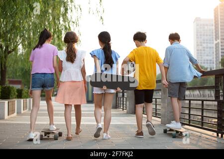 Teenager, die Spaß im Freien haben Stockfoto