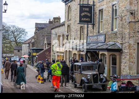 Grassington, Großbritannien. April 2021. Die Dreharbeiten für die zweite Serie der „Channel 5 Re-Make“ von „All Creatures Great and Small“ finden im Dorf Grassington im Yorkshire Dales Nation Park statt. (Kredit: Tom Holmes Photography / Alamy Live News) Stockfoto