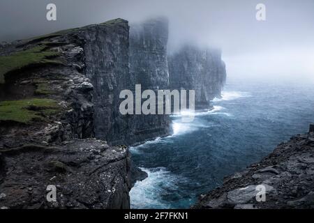 Klippen von Traelanipa über dem Ozean, Färöer-Inseln, Dänemark, Europa Stockfoto