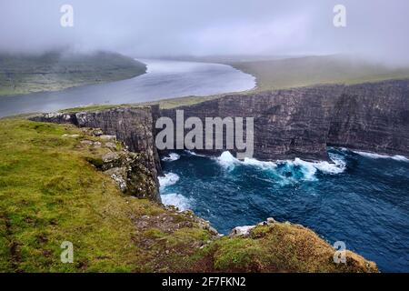 Klippen von Traelanipa mit dem See über dem Ozean, Färöer-Inseln, Dänemark, Europa Stockfoto