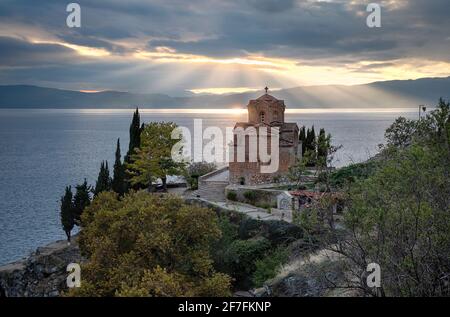 Sonnenuntergang am St. John in Kaneo, einer orthodoxen Kirche auf einer Klippe mit Blick auf den Ohridsee, UNESCO-Weltkulturerbe, Ohrid, Nordmakedonien Stockfoto