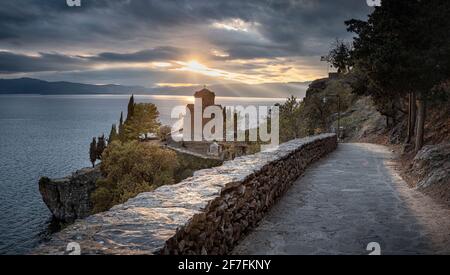 Panoramablick auf Saint John at Kaneo, eine orthodoxe Kirche auf einer Klippe mit Blick auf den Ohridsee, UNESCO-Weltkulturerbe, Ohrid, Nordmakedonien Stockfoto