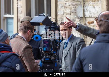 Grassington, Großbritannien. April 2021. Nichola Ralph (James Herriot), Samuel West (Siegfried Farnon) und Callum Woodhouse (Tristan Farnon) Proben eine Szene während der Dreharbeiten für die zweite Serie von Channel 5 Re-Make of All Creatures Great and Small findet im Dorf Grassington im Yorkshire Dales Nation Park statt. Stockfoto