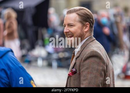 Grassington, Großbritannien. April 2021. Samuel West (Siegfried Farnon) während der Dreharbeiten für die zweite Serie von The Channel 5 Re-Make of All Creatures Great and Small spielt im Dorf Grassington im Yorkshire Dales Nation Park. (Kredit: Tom Holmes Photography / Alamy Live News) Stockfoto