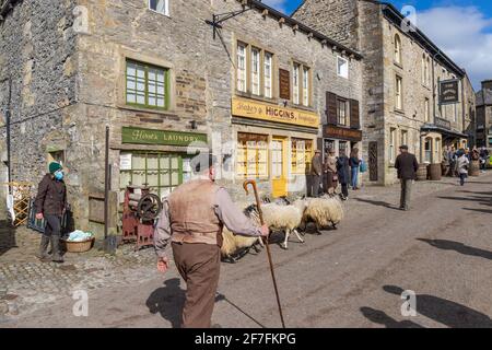 Grassington, Großbritannien. April 2021. Die Dreharbeiten für die zweite Serie der „Channel 5 Re-Make“ von „All Creatures Great and Small“ finden im Dorf Grassington im Yorkshire Dales Nation Park statt. (Kredit: Tom Holmes Photography / Alamy Live News) Stockfoto