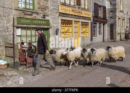 Grassington, Großbritannien. April 2021. Die Dreharbeiten für die zweite Serie der „Channel 5 Re-Make“ von „All Creatures Great and Small“ finden im Dorf Grassington im Yorkshire Dales Nation Park statt. (Kredit: Tom Holmes Photography / Alamy Live News) Stockfoto