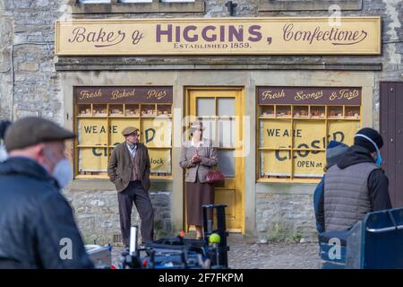 Grassington, Großbritannien. April 2021. Die Dreharbeiten für die zweite Serie der „Channel 5 Re-Make“ von „All Creatures Great and Small“ finden im Dorf Grassington im Yorkshire Dales Nation Park statt. (Kredit: Tom Holmes Photography / Alamy Live News) Stockfoto