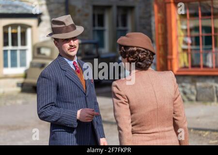 Grassington, Großbritannien. April 2021. Die Dreharbeiten für die zweite Serie der „Channel 5 Re-Make“ von „All Creatures Great and Small“ finden im Dorf Grassington im Yorkshire Dales Nation Park statt. (Kredit: Tom Holmes Photography / Alamy Live News) Stockfoto