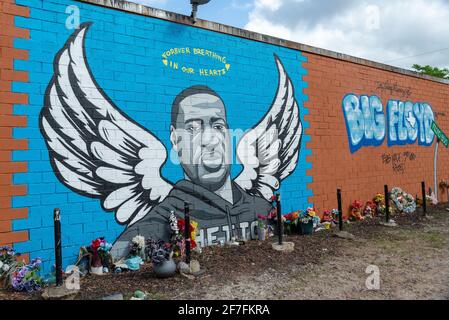 Houston, USA. April 2021. Menschen legen weiterhin Blumen im George Floyd Mural in Third ward, Houston, TX, wo Floyd am 6. April 2021 aufwuchs. Derek Chauvin ist derzeit vor Gericht für Floyds Tod in Minneapolis am 25. Mai 2020. (Foto von Jennifer Lake/Sipa USA) Quelle: SIPA USA/Alamy Live News Stockfoto