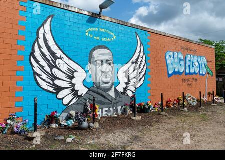 Houston, USA. April 2021. Menschen legen weiterhin Blumen im George Floyd Mural in Third ward, Houston, TX, wo Floyd am 6. April 2021 aufwuchs. Derek Chauvin ist derzeit vor Gericht für Floyds Tod in Minneapolis am 25. Mai 2020. (Foto von Jennifer Lake/Sipa USA) Quelle: SIPA USA/Alamy Live News Stockfoto