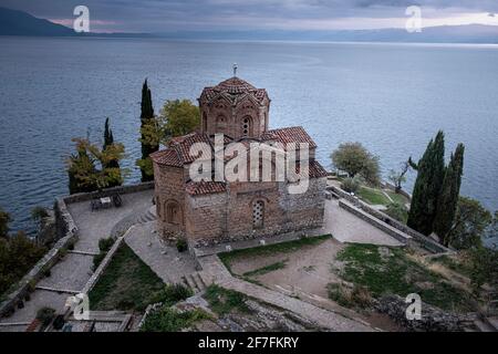 Blue Hour in Saint John at Kaneo, eine orthodoxe Kirche auf einer Klippe mit Blick auf den Ohridsee, UNESCO-Weltkulturerbe, Ohrid, Nordmakedonien Stockfoto