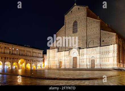 Basilika San Petronio bei Nacht auf der Piazza Maggiore im historischen Zentrum von Bologna, Bologna, Emilia Romagna, Italien, Europa Stockfoto