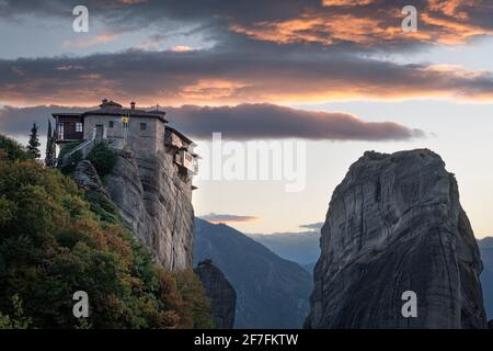 Wolken bei Sonnenuntergang über Roussanou (St. Barbara) Kloster, Meteora, UNESCO-Weltkulturerbe, Thessalien, Griechenland, Europa Stockfoto