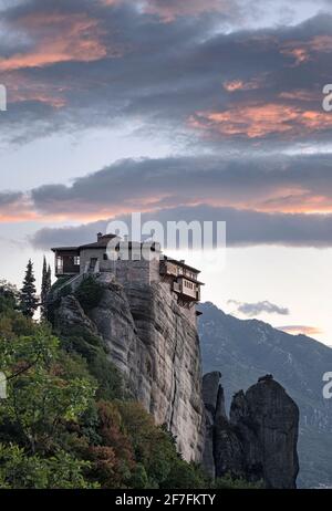 Wolken bei Sonnenuntergang über Roussanou (St. Barbara) Kloster, Meteora, UNESCO-Weltkulturerbe, Thessalien, Griechenland, Europa Stockfoto