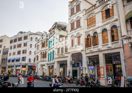 Haikou China , 21 March 2021 : Straßenansicht der Xinhua Nordstraße mit vielen bunten alten Kolonialbauten in Haikou Qilou Altstadt Hainan China Stockfoto