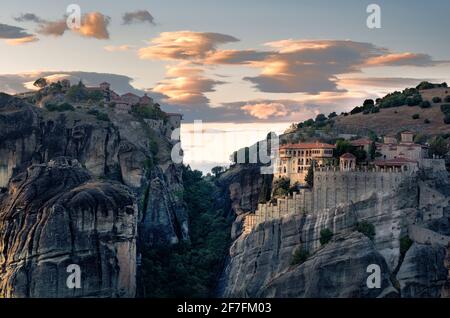 Sonnenuntergang Licht auf Wolken und Varlaam und Megalo Meteoro Klöster, Meteora, UNESCO-Weltkulturerbe, Thessalien, Griechenland, Europa Stockfoto