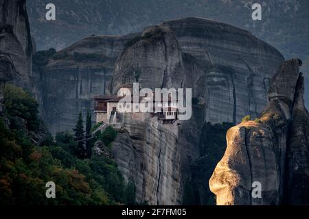 Sonnenaufgang auf Roussanou (St. Barbara) Kloster, Meteora, UNESCO-Weltkulturerbe, Thessalien, Griechenland, Europa Stockfoto