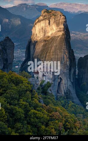 Sonnenaufgang auf Roussanou (St. Barbara) Kloster, Meteora, UNESCO-Weltkulturerbe, Thessalien, Griechenland, Europa Stockfoto