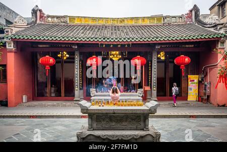 Haikou China , 21. März 2021 : Haikou Tianhou oder Mazu Buddhistischer Tempel Haupthalle Ansicht mit Person winken Räucherstäbchen in Hainan China Stockfoto